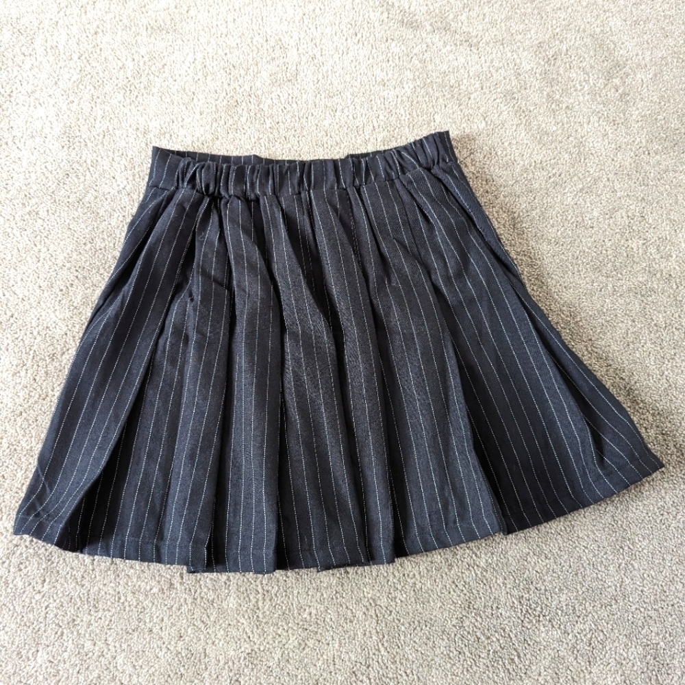 Forever 21 Pinstriped Pleated Mini Skirt Size Medium Academia